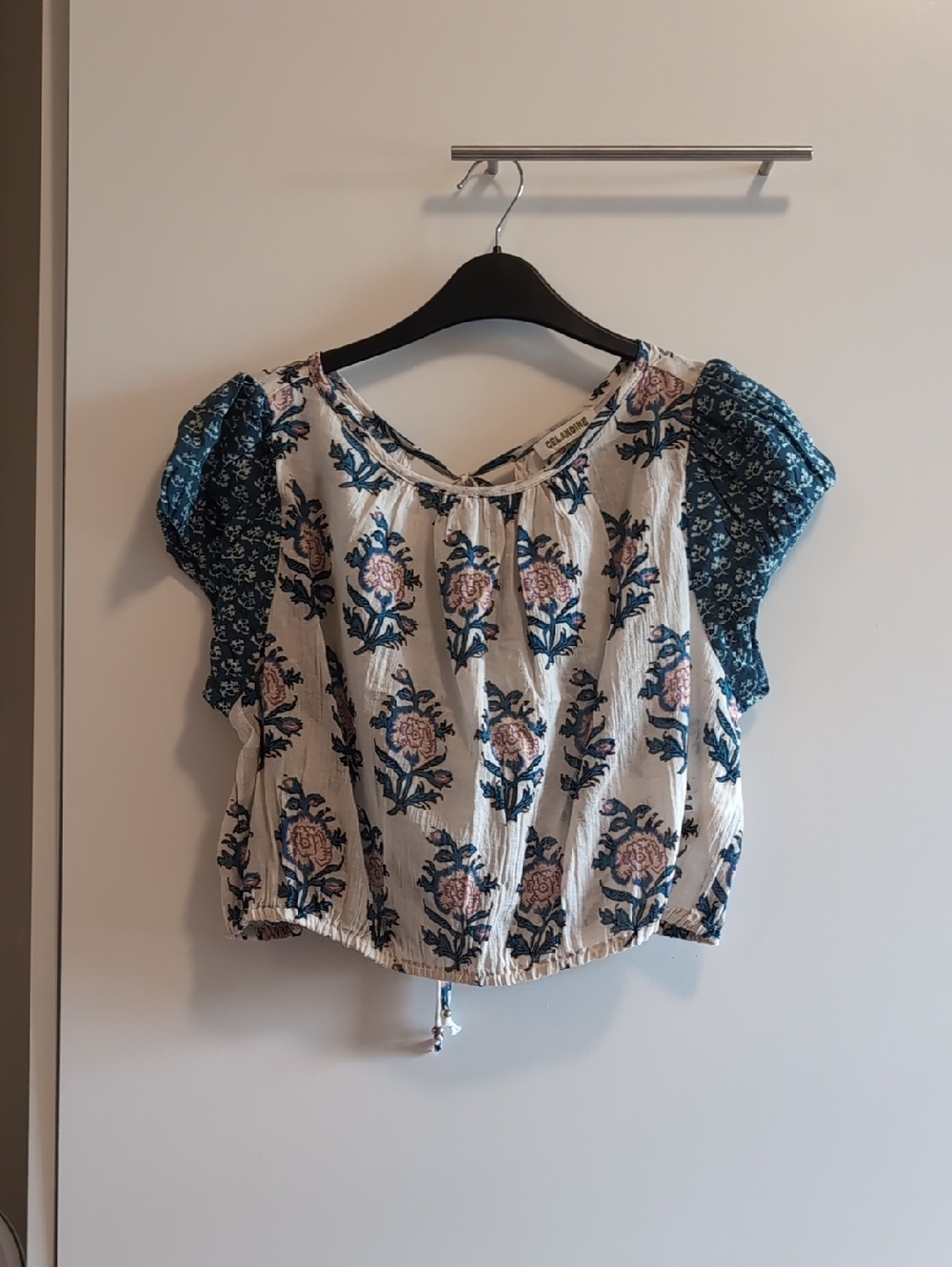 Blue Floral Puff-Sleeve Crop Top with Open Back